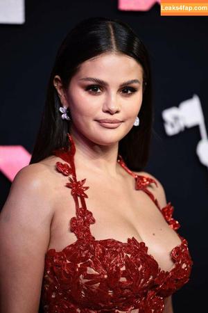 Selena Gomez photo #1709