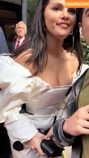 Selena Gomez photo #2042