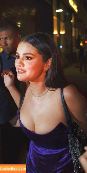 Selena Gomez photo #2128