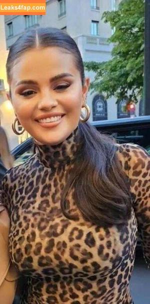 Selena Gomez photo #2299