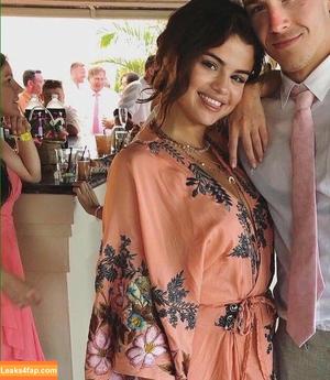 Selena Gomez photo #2330