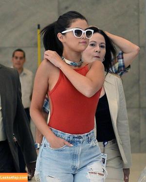 Selena Gomez photo #2344