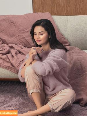 Selena Gomez photo #2722
