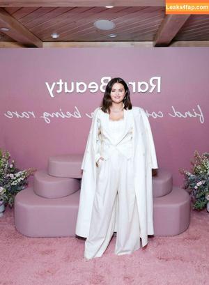 Selena Gomez photo #3024