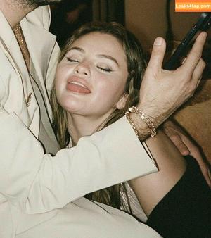Selena Gomez photo #3293