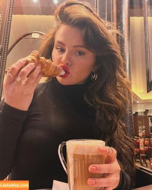 Selena Gomez photo #3356
