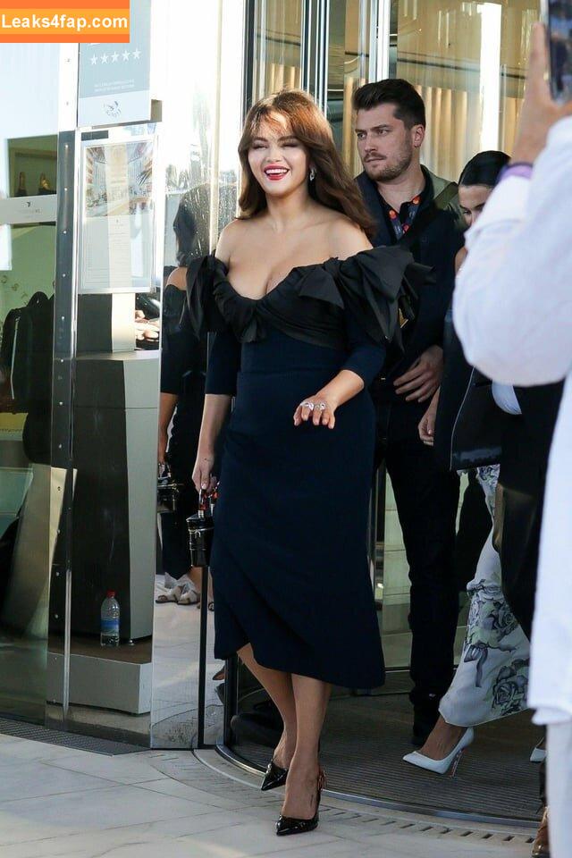 Selena Gomez / Selena / https: / selena.gomez / selenagomez leaked photo photo #4040