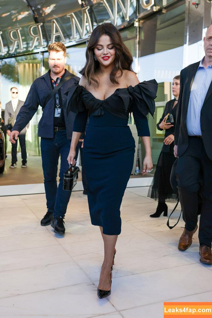 Selena Gomez / Selena / https: / selena.gomez / selenagomez leaked photo photo #4068