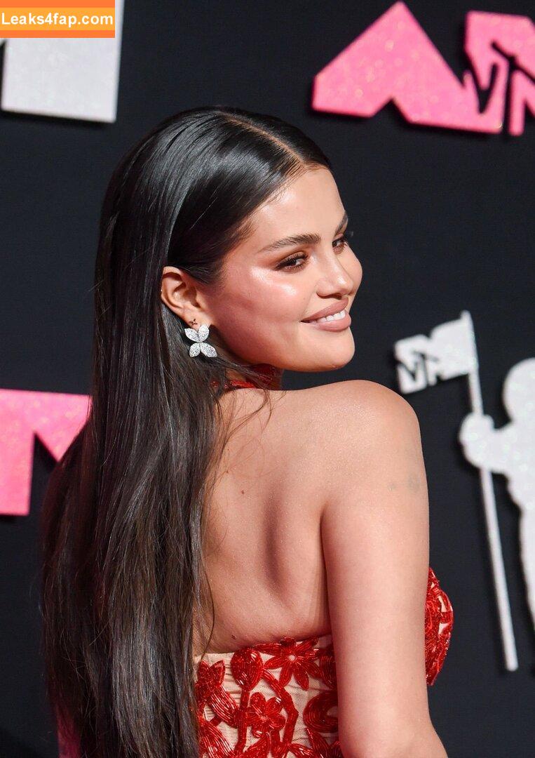 Selena Gomez / Selena / https: / selena.gomez / selenagomez leaked photo photo #4299