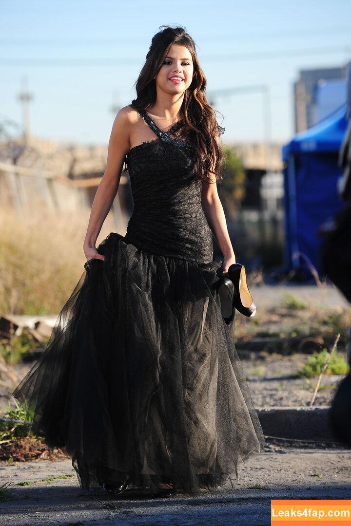 Selena Gomez / Selena / https: / selena.gomez / selenagomez leaked photo photo #4377