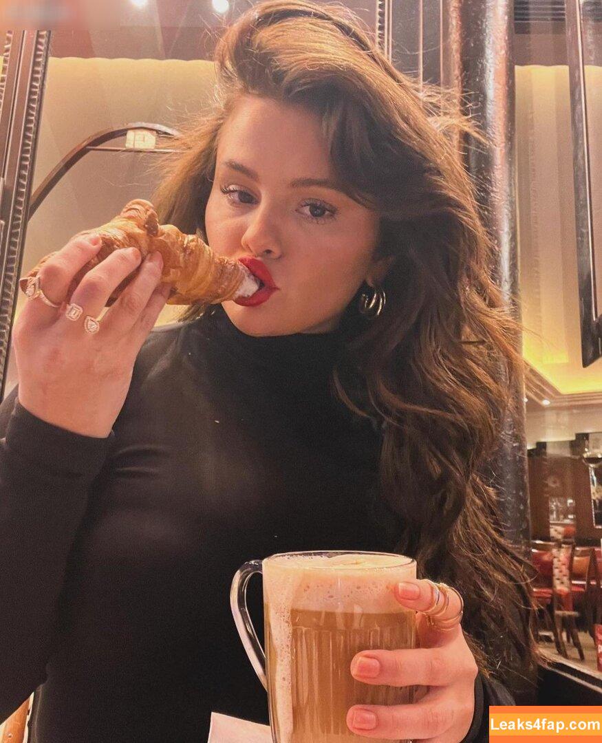 Selena Gomez / Selena / https: / selena.gomez / selenagomez leaked photo photo #4715