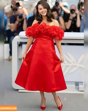 Selena Gomez photo #4136