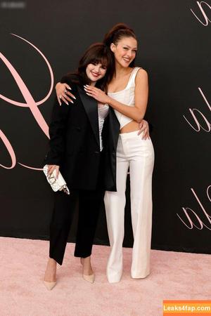 Selena Gomez photo #4684