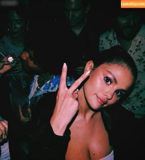 Selena Gomez photo #4902