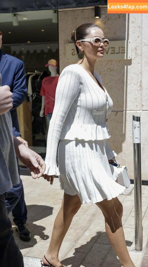 Selena Gomez / Selena / https: / selena.gomez / selenagomez leaked photo photo #5019