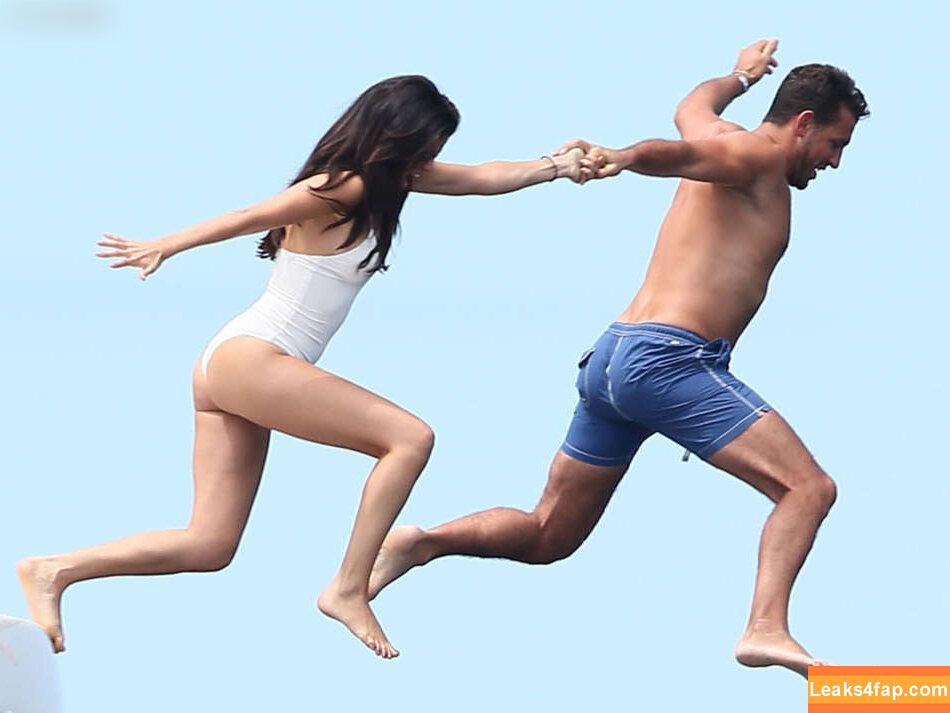 Selena Gomez / Selena / https: / selena.gomez / selenagomez leaked photo photo #5071