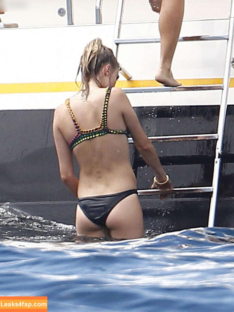 Selena Gomez / Selena / https: / selena.gomez / selenagomez leaked photo photo #5075
