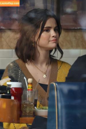 Selena Gomez photo #5040
