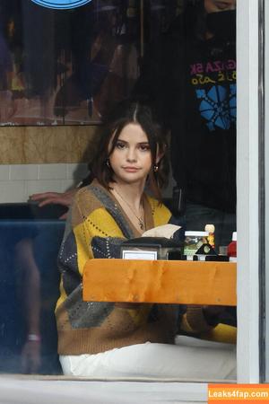Selena Gomez photo #5046