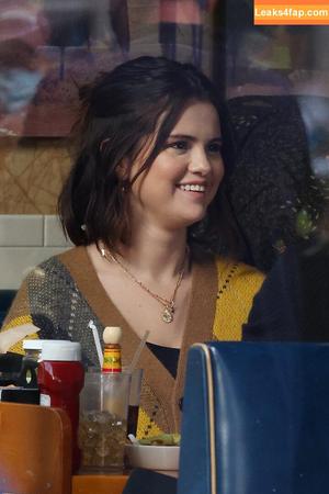 Selena Gomez photo #5048