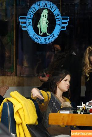 Selena Gomez photo #5057