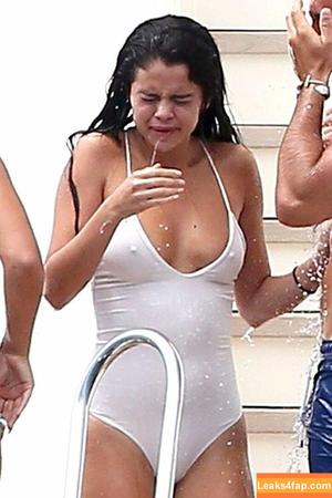 Selena Gomez photo #5438