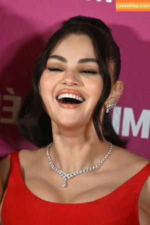 Selena Gomez photo #6450