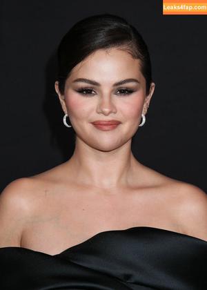 Selena Gomez photo #6899