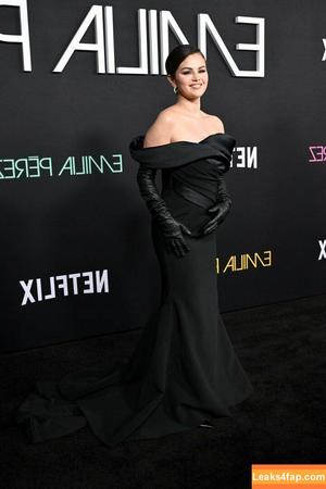 Selena Gomez photo #6936