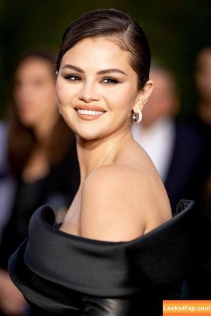 Selena Gomez photo #6942