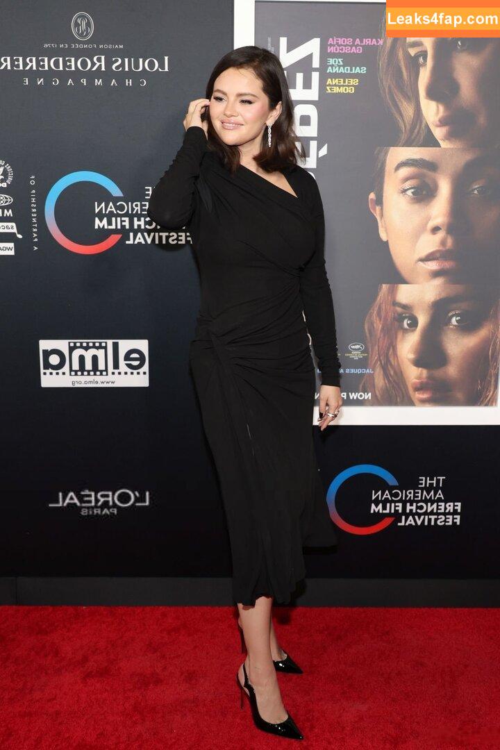 Selena Gomez / Selena / https: / selenagomez leaked photo photo #7218