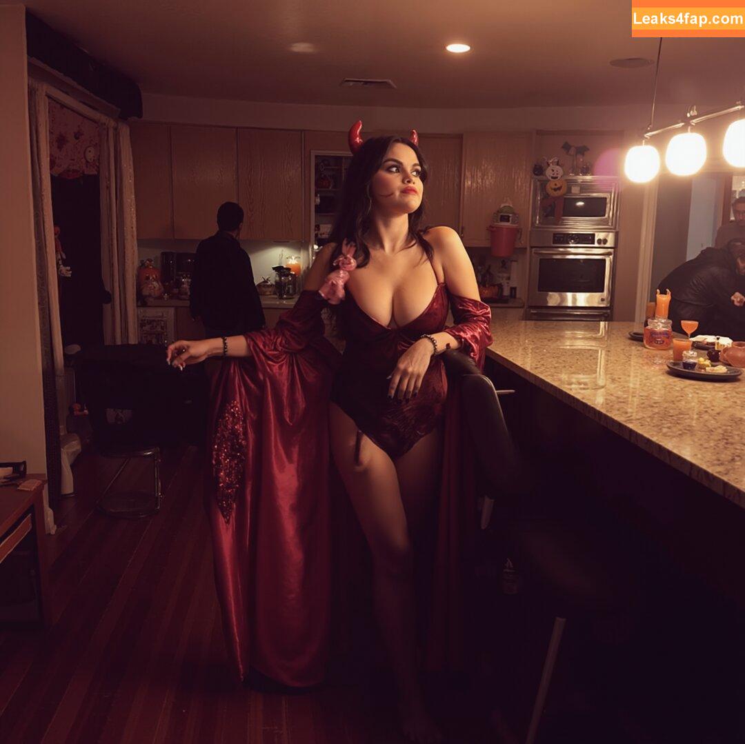Selena Gomez / Selena / https: / selenagomez leaked photo photo #7411