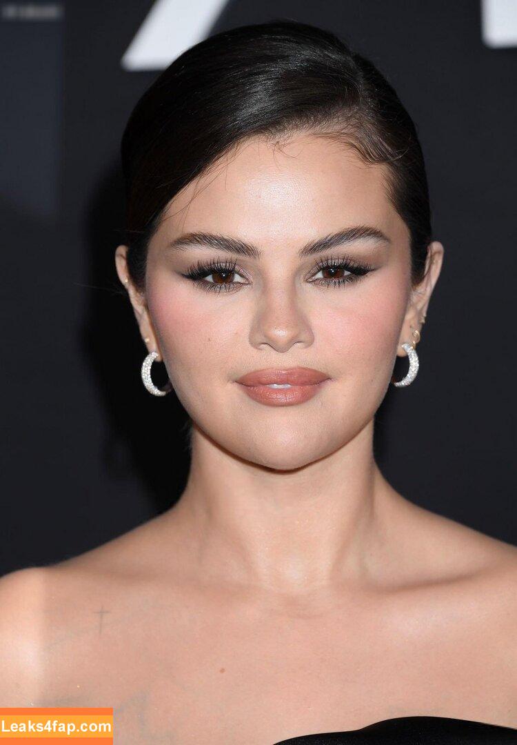 Selena Gomez / Selena / https: / selenagomez leaked photo photo #7432