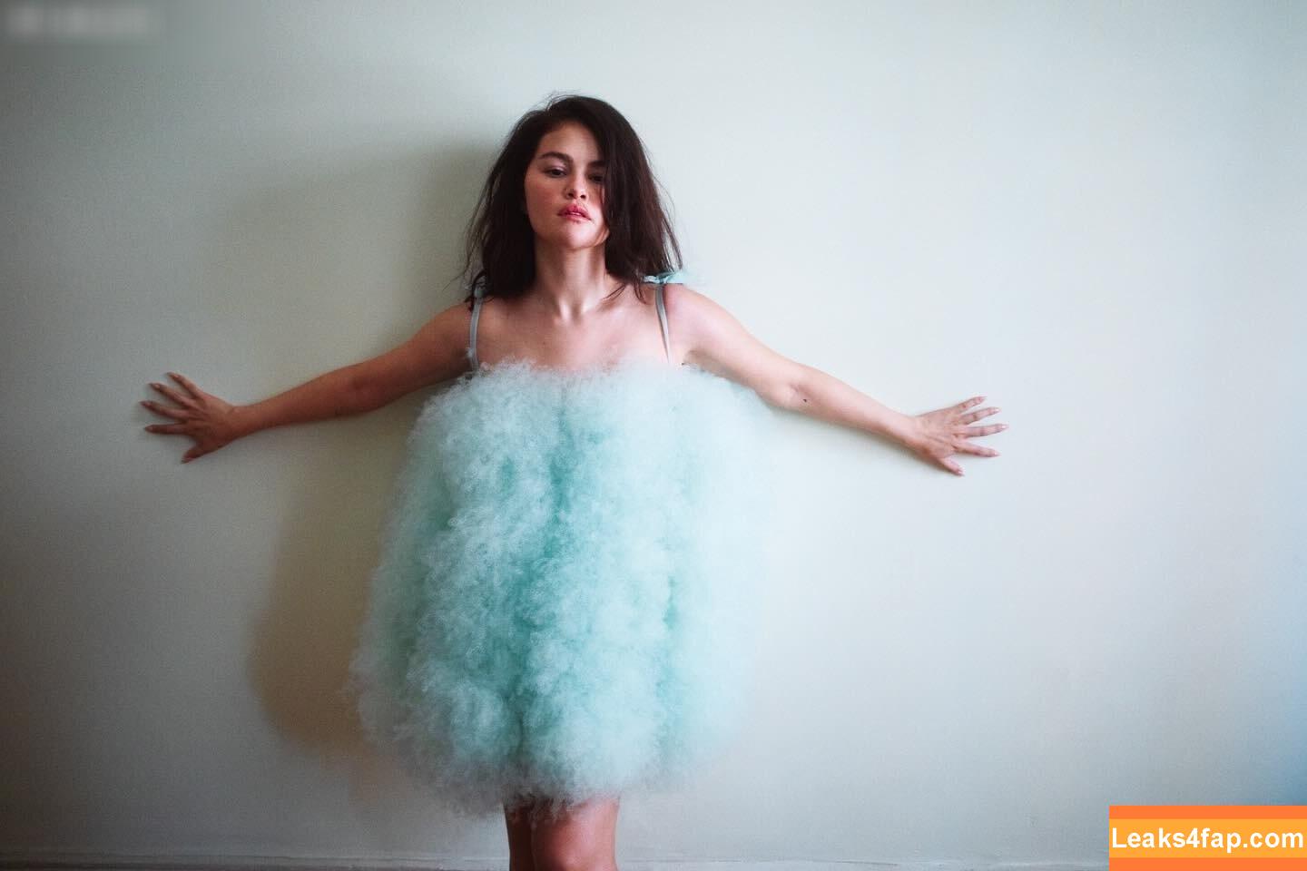 Selena Gomez / Selena / https: / selenagomez leaked photo photo #7528