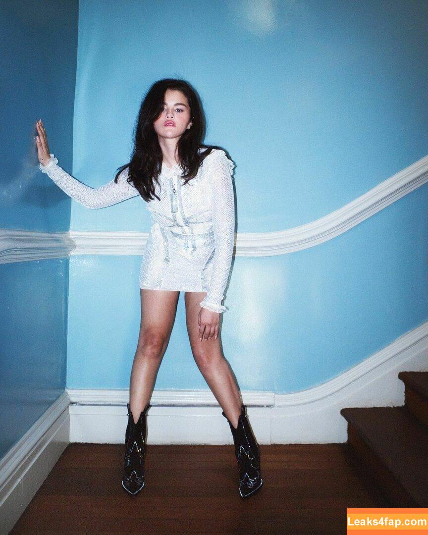 Selena Gomez / Selena / https: / selenagomez leaked photo photo #7575