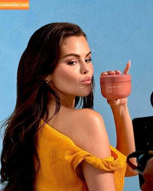 Selena Gomez photo #7912