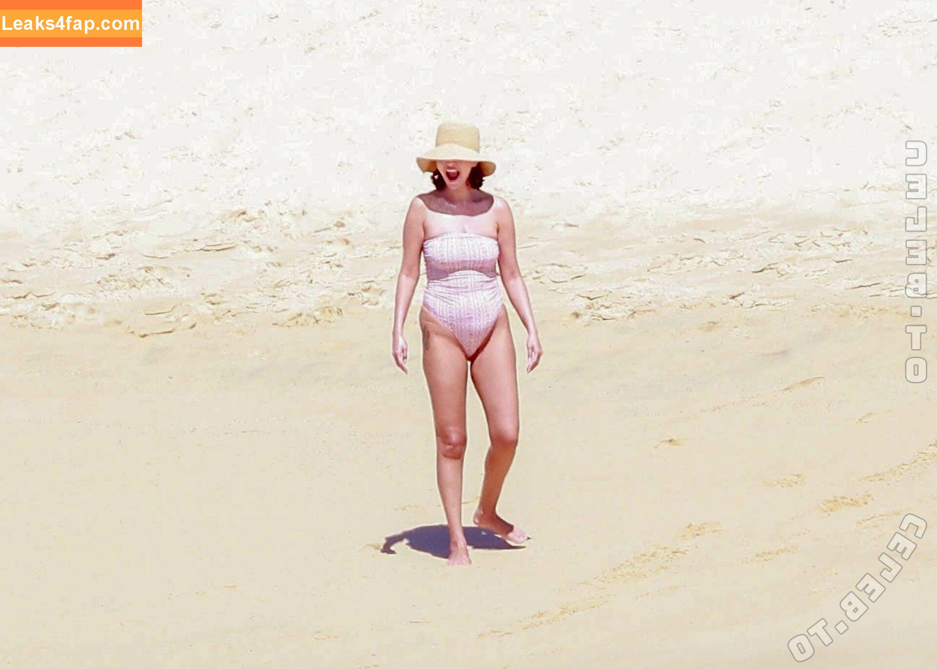 Selena Gomez / Selena / https: / selenagomez leaked photo photo #8832