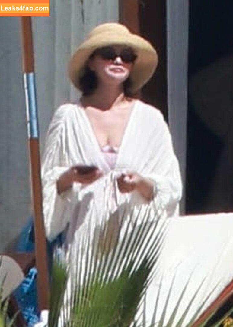 Selena Gomez / Selena / https: / selenagomez leaked photo photo #8859