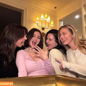 Selena Gomez photo #8043