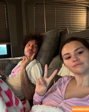 Selena Gomez photo #8123