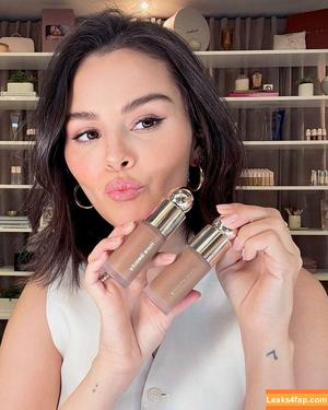 Selena Gomez photo #8250