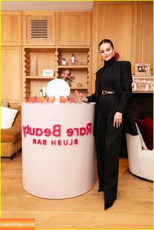 Selena Gomez photo #8252