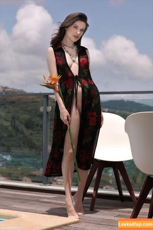 Serena Wood photo #0185
