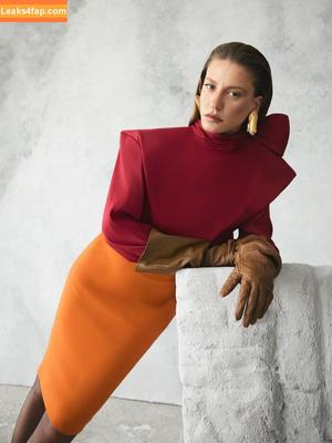 Serenay Sarıkaya фото #0005