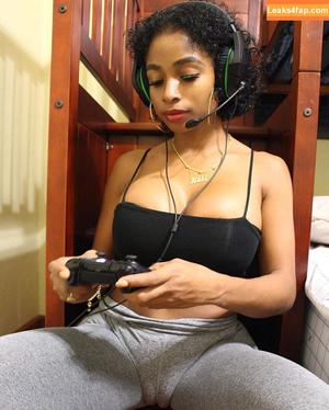 Shaniki Hernandez photo #0021