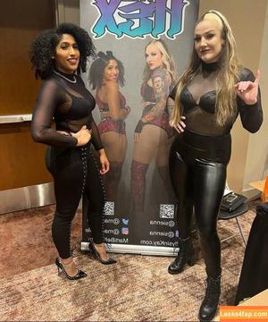 Sienna Day photo #0100