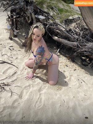 Sienna Day photo #0942