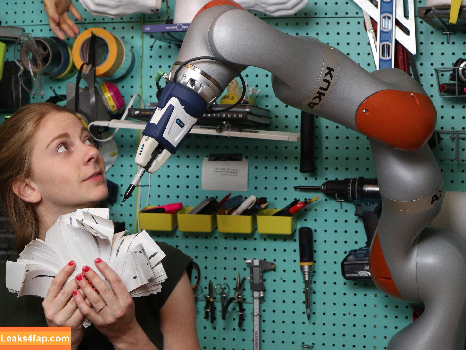 Simone Giertz / simonegiertz слитое фото фото #0040