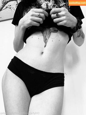 Skylaraynesgray photo #0049