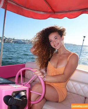 Sofie Dossi photo #0070